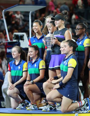 New York - 7 Eylül 2019: 2019 ABD Açık şampiyonu Kanadalı Bianca Andreescu, New York'taki Billie Jean King Ulusal Tenis Merkezi'nde Serena Williams'a karşı kazandığı zaferin ardından kupa sunumu sırasında