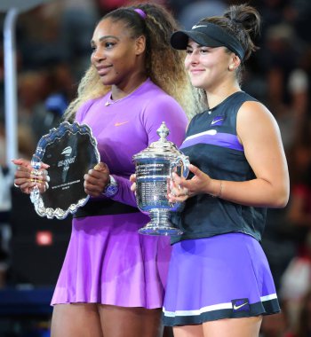 New York - 7 Eylül 2019: Finalist Serena Williams (L) ve 2019 ABD Açık şampiyonu Kanadalı Bianca Andreescu, New York'taki Billie Jean King Ulusal Tenis Merkezi'nde düzenlenen kupa sunumunda