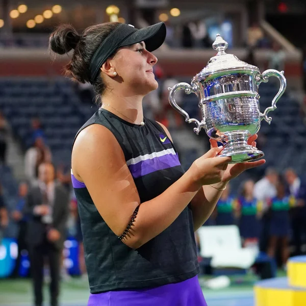ニューヨーク 2019年9月7日 2019年Usオープンチャンピオンのビアンカ アンドレスクは ニューヨークのビリー ジーン キング国立テニスセンターでセリーナ ウィリアムズに勝利した後 トロフィープレゼンテーション中にカナダのビアンカ アンドレスク — ストック写真