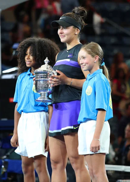 ニューヨーク 2019年9月7日 2019年Usオープンチャンピオンのビアンカ アンドレスクは ニューヨークのビリー ジーン キング国立テニスセンターでセリーナ ウィリアムズに勝利した後 トロフィープレゼンテーション中にカナダのビアンカ アンドレスク — ストック写真