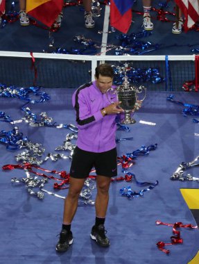 New York - 7 Eylül 2019: 2019 ABD Açık şampiyonu İspanyol Rafael Nadal, New York'taki Billie Jean King Ulusal Tenis Merkezi'nde Daniil Medvedev'e karşı kazandığı zaferin ardından kupa sunumu sırasında