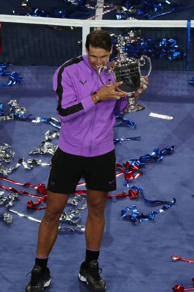 ニューヨーク 2019年9月7日 2019年全米オープンチャンピオンのラファエル ナダルは ニューヨークのビリー ジーン キング国立テニスセンターでダニエル メドヴェージェフに勝利した後 トロフィープレゼンテーション中にスペインのラファエル ナダル — ストック写真