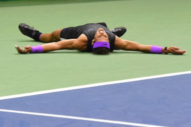 New York - 8 Eylül 2019: 2019 ABD Açık şampiyonu İspanya şampiyonu Rafael Nadal, New York'taki Billie Jean King Ulusal Tenis Merkezi'nde oynanan final maçında Daniil Medvedev'e karşı zaferini kutladı