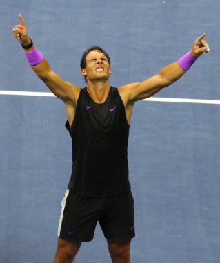 New York - 8 Eylül 2019: 2019 ABD Açık şampiyonu İspanya şampiyonu Rafael Nadal, New York'taki Billie Jean King Ulusal Tenis Merkezi'nde oynanan final maçında Daniil Medvedev'e karşı zaferini kutladı