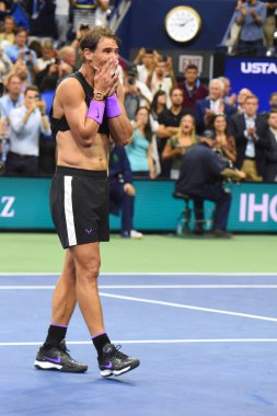 New York - 8 Eylül 2019: 2019 ABD Açık şampiyonu İspanya şampiyonu Rafael Nadal, New York'taki Billie Jean King Ulusal Tenis Merkezi'nde oynanan final maçında Daniil Medvedev'e karşı zaferini kutladı