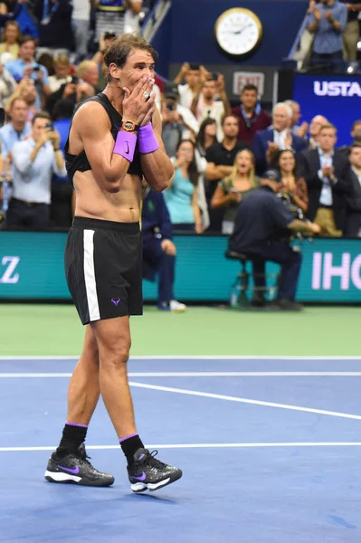 ニューヨーク 2019年9月8日 2019年全米オープンチャンピオンのラファエル ナダル スペイン ニューヨークのビリー ジーン キング ナショナル テニスセンターでの決勝戦でダニエル — ストック写真