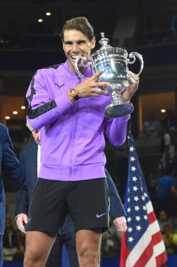 New York - 7 Eylül 2019: 2019 ABD Açık şampiyonu İspanyol Rafael Nadal, New York'taki Billie Jean King Ulusal Tenis Merkezi'nde Daniil Medvedev'e karşı kazandığı zaferin ardından kupa sunumu sırasında