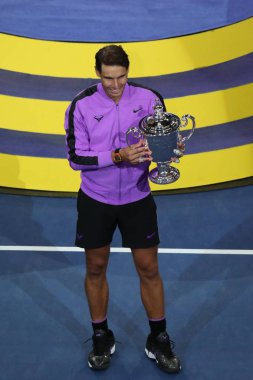 New York - 7 Eylül 2019: 2019 ABD Açık şampiyonu İspanyol Rafael Nadal, New York'taki Billie Jean King Ulusal Tenis Merkezi'nde Daniil Medvedev'e karşı kazandığı zaferin ardından kupa sunumu sırasında