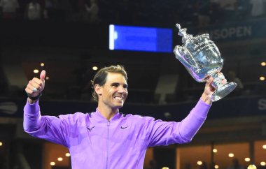 New York - 7 Eylül 2019: 2019 ABD Açık şampiyonu İspanyol Rafael Nadal, New York'taki Billie Jean King Ulusal Tenis Merkezi'nde Daniil Medvedev'e karşı kazandığı zaferin ardından kupa sunumu sırasında