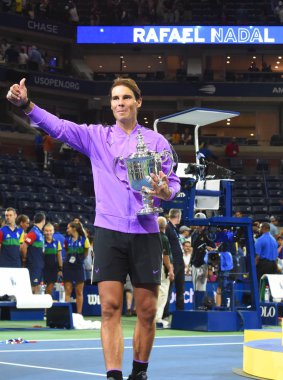 New York - 8 Eylül 2019: 2019 ABD Açık şampiyonu İspanyol Rafael Nadal, New York'taki Billie Jean King Ulusal Tenis Merkezi'nde Daniil Medvedev'e karşı kazandığı zaferin ardından kupa sunumu sırasında