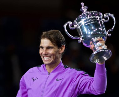 New York - 8 Eylül 2019: 2019 ABD Açık şampiyonu İspanyol Rafael Nadal, New York'taki Billie Jean King Ulusal Tenis Merkezi'nde Daniil Medvedev'e karşı kazandığı zaferin ardından kupa sunumu sırasında