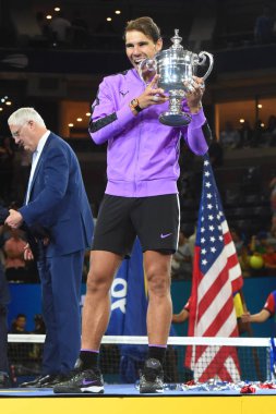 New York - 8 Eylül 2019: 2019 ABD Açık şampiyonu İspanyol Rafael Nadal, New York'taki Billie Jean King Ulusal Tenis Merkezi'nde Daniil Medvedev'e karşı kazandığı zaferin ardından kupa sunumu sırasında