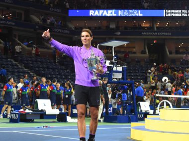 New York - 8 Eylül 2019: 2019 ABD Açık şampiyonu İspanyol Rafael Nadal, New York'taki Billie Jean King Ulusal Tenis Merkezi'nde Daniil Medvedev'e karşı kazandığı zaferin ardından kupa sunumu sırasında