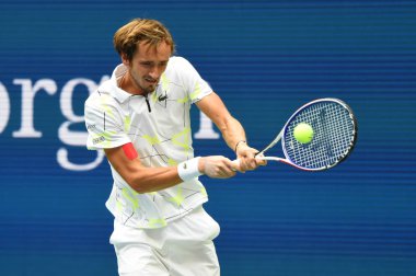New York - 8 Eylül 2019: Us Open 2019 finalisti Rusya'dan Daniil Medvedev, New York'taki Billie Jean King Ulusal Tenis Merkezi'nde İspanya'dan Rafael Nadal ile oynadığı final maçında