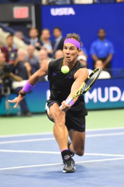 New York - 8 Eylül 2019: Us Open 2019 şampiyonu İspanyol Rafael Nadal, New York'taki Billie Jean King Ulusal Tenis Merkezi'nde Rus Daniil Medvedev ile oynadığı son maçta