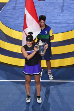 New York - 7 Eylül 2019: 2019 ABD Açık şampiyonu Kanadalı Bianca Andreescu, New York'taki Billie Jean King Ulusal Tenis Merkezi'nde Serena Williams'a karşı kazandığı zaferin ardından kupa sunumu sırasında