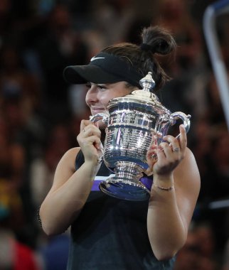 New York - 7 Eylül 2019: 2019 ABD Açık şampiyonu Kanadalı Bianca Andreescu, New York'taki Billie Jean King Ulusal Tenis Merkezi'nde Serena Williams'a karşı kazandığı zaferin ardından kupa sunumu sırasında