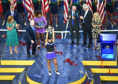New York - 7 Eylül 2019: 2019 ABD Açık şampiyonu Kanadalı Bianca Andreescu, New York'taki Billie Jean King Ulusal Tenis Merkezi'nde Serena Williams'a karşı kazandığı zaferin ardından kupa sunumu sırasında