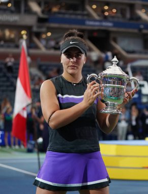 New York - 7 Eylül 2019: 2019 ABD Açık şampiyonu Kanadalı Bianca Andreescu, New York'taki Billie Jean King Ulusal Tenis Merkezi'nde Serena Williams'a karşı kazandığı zaferin ardından kupa sunumu sırasında
