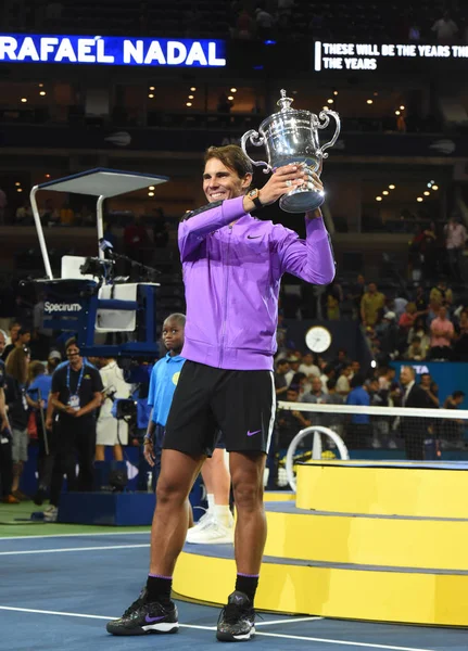 ニューヨーク 2019年9月8日 2019年全米オープンチャンピオンのラファエル ナダルは ニューヨークのビリー ジーン キング国立テニスセンターでダニエル メドヴェージェフに勝利した後 トロフィープレゼンテーション中にスペインのラファエル ナダル — ストック写真
