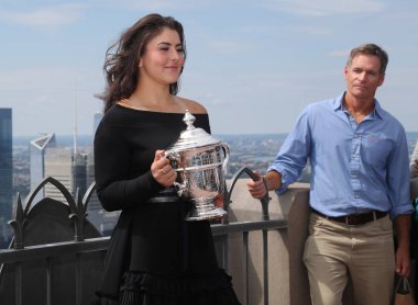 New York - 8 Eylül 2019: 2019 ABD Açık şampiyonu Kanadalı Bianca Andreescu, Rockefeller Center'daki Rock Gözlem Güvertesinin tepesinde koçu Sylvain Bruneau ile Birlikte Us Open kupasıyla poz veriyor 