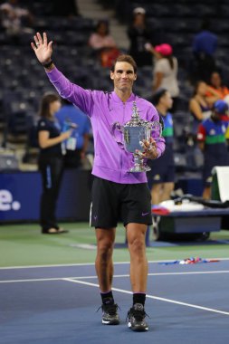 New York - 8 Eylül 2019: 2019 ABD Açık şampiyonu İspanyol Rafael Nadal, New York'taki Billie Jean King Ulusal Tenis Merkezi'nde Daniil Medvedev'e karşı kazandığı zaferin ardından kupa sunumu sırasında