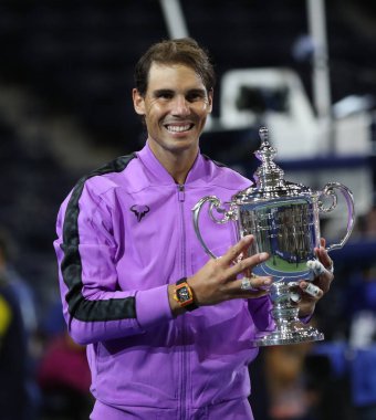 New York - 8 Eylül 2019: 2019 ABD Açık şampiyonu İspanyol Rafael Nadal, New York'taki Billie Jean King Ulusal Tenis Merkezi'nde Daniil Medvedev'e karşı kazandığı zaferin ardından kupa sunumu sırasında