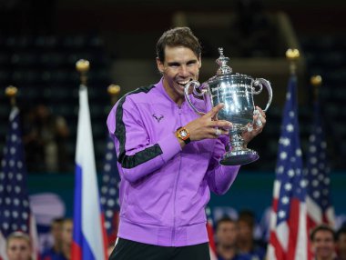 New York - 8 Eylül 2019: 2019 ABD Açık şampiyonu İspanyol Rafael Nadal, New York'taki Billie Jean King Ulusal Tenis Merkezi'nde Daniil Medvedev'e karşı kazandığı zaferin ardından kupa sunumu sırasında