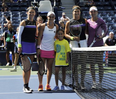 New York - 8 Eylül 2019: Victoria Azarenka Blr, Ashleigh Barty Aus, Elise Mertens Bel ve Aryna Sabalenka Blr 2019 ABD Açık bayanlar çiftler şampiyonluk maçı öncesi National Tennis Center'da