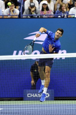 New York - 1 Eylül 2019: Grand Slam Şampiyonu Novak Cokoviç, Billie Jean King Ulusal Tenis Merkezi'nde Stan Wawrinka ile oynanan 2019 ABD Açık 16.