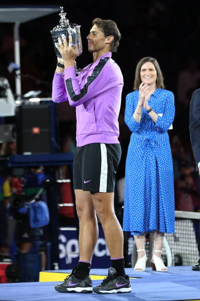 ニューヨーク 2019年9月8日 2019年全米オープンチャンピオンのラファエル ナダルは ニューヨークのビリー ジーン キング国立テニスセンターでダニエル メドヴェージェフに勝利した後 トロフィープレゼンテーション中にスペインのラファエル ナダル — ストック写真