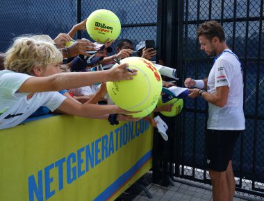 New York - 31 Ağustos 2019: Grand Slam Şampiyonu İsviçreli Stan Wawrinka, New York'taki Billie Jean King Ulusal Tenis Merkezi'nde 2019 Abd Açık antrenmanı sonrasında imza dağıttı