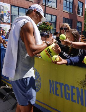New York - 7 Eylül 2019: Grand Slam Şampiyonu İspanyol Rafael Nadal, New York'taki Billie Jean King Ulusal Tenis Merkezi'nde 2019 Abd Açık antrenmanı sonrası imza dağıttı