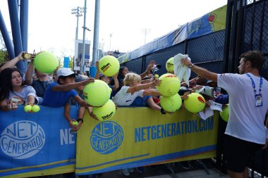 New York - 31 Ağustos 2019: Grand Slam Şampiyonu İsviçreli Stan Wawrinka, New York'taki Billie Jean King Ulusal Tenis Merkezi'nde 2019 Abd Açık antrenmanı sonrasında imza dağıttı