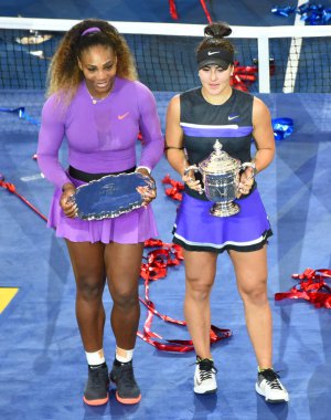 New York - 7 Eylül 2019: Finalist Serena Williams (L) ve 2019 ABD Açık şampiyonu Kanadalı Bianca Andreescu, New York'taki Billie Jean King Ulusal Tenis Merkezi'nde düzenlenen kupa sunumunda