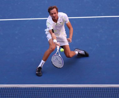 New York - 3 Eylül 2019: Profesyonel tenisçi Daniil Medvedev, New York'taki Billie Jean King Ulusal Tenis Merkezi'nde oynanan 2019 ABD Açık çeyrek final maçında Rusya'dan