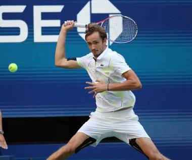 New York - 3 Eylül 2019: Profesyonel tenisçi Daniil Medvedev, New York'taki Billie Jean King Ulusal Tenis Merkezi'nde oynanan 2019 ABD Açık çeyrek final maçında Rusya'dan