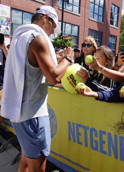 2019年9月7日 西班牙大满贯冠军拉斐尔 纳达尔在纽约比利 金国家网球中心练习2019年美国网球公开赛后签名 — 图库照片