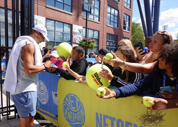 ニューヨーク 2019年9月7日 グランドスラムチャンピオンのラファエル ナダル スペイン ニューヨークのビリー ジーン キング国立テニスセンターで2019年全米オープンの練習後にサインをします — ストック写真