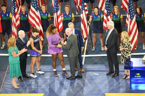 ニューヨーク 2019年9月7日 2019 Openファイナリストのセリーナ ウィリアムズがニューヨークのビリー ジーン キング国立テニスセンターでトロフィープレゼンテーションを行いました — ストック写真