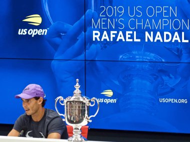 New York - 8 Eylül 2019: 2019 ABD Açık şampiyonu İspanya'dan Rafael Nadal, Billie Jean King Ulusal Tenis Merkezi'nde Daniil Medvedev'e karşı kazandığı zaferin ardından basın toplantısında