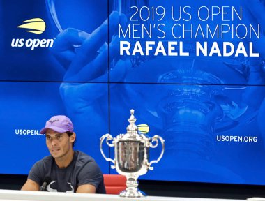 New York - 8 Eylül 2019: 2019 ABD Açık şampiyonu İspanya'dan Rafael Nadal, Billie Jean King Ulusal Tenis Merkezi'nde Daniil Medvedev'e karşı kazandığı zaferin ardından basın toplantısında