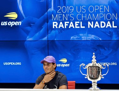 New York - 8 Eylül 2019: 2019 ABD Açık şampiyonu İspanya'dan Rafael Nadal, Billie Jean King Ulusal Tenis Merkezi'nde Daniil Medvedev'e karşı kazandığı zaferin ardından basın toplantısında