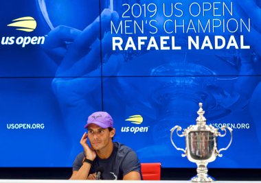 New York - 8 Eylül 2019: 2019 ABD Açık şampiyonu İspanya'dan Rafael Nadal, Billie Jean King Ulusal Tenis Merkezi'nde Daniil Medvedev'e karşı kazandığı zaferin ardından basın toplantısında