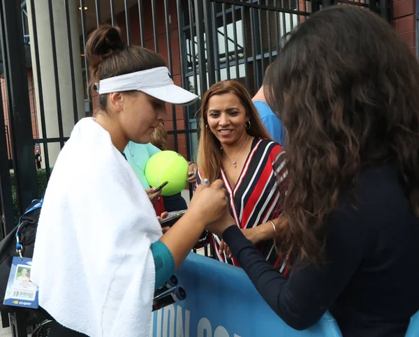 2019年9月5日 大满贯冠军 加拿大的比安卡 安德烈斯库在纽约比利 金国家网球中心为2019年美国网球公开赛练习后签名 — 图库照片