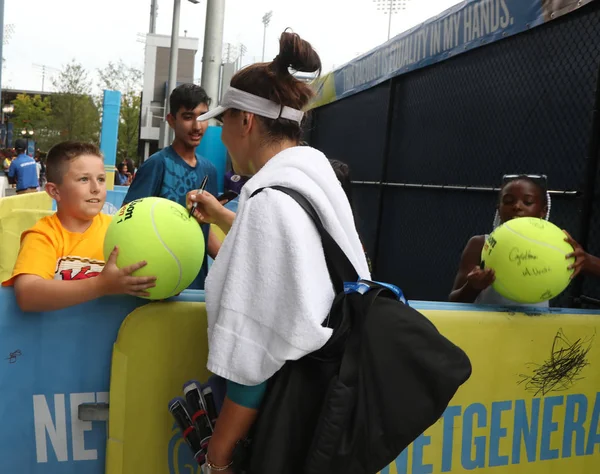 2019年9月5日 大满贯冠军 加拿大的比安卡 安德烈斯库在纽约比利 金国家网球中心为2019年美国网球公开赛练习后签名 — 图库照片