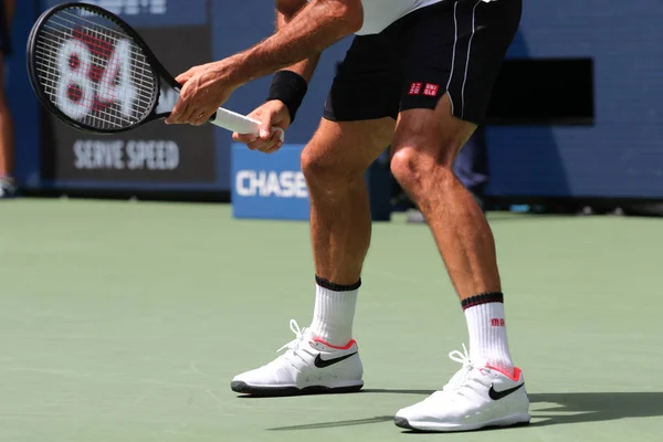ニューヨーク 2019年9月1日 20時間グランドスラムチャンピオンスイスのロジャー フェデラーは ニューヨークのナショナルテニスセンターで開催される2019 Usオープンラウンド16試合でカスタムナイキテニスシューズを着用しています — ストック写真