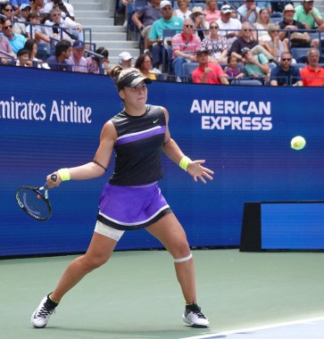 New York - 31 Ağustos 2019: Profesyonel tenisçi Bianca Andreescu, New York'taki Billie Jean King Ulusal Tenis Merkezi'nde oynanan 2019 ABD Açık üçüncü tur maçında Kanadalı profesyonel tenisçi Bianca Andreescu