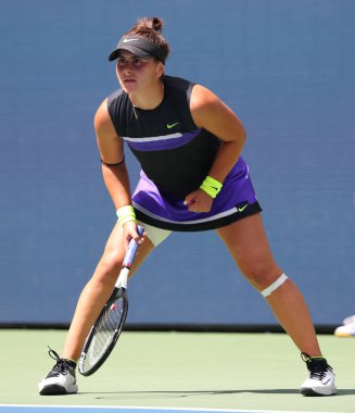 New York - 31 Ağustos 2019: Profesyonel tenisçi Bianca Andreescu, New York'taki Billie Jean King Ulusal Tenis Merkezi'nde oynanan 2019 ABD Açık üçüncü tur maçında Kanadalı profesyonel tenisçi Bianca Andreescu