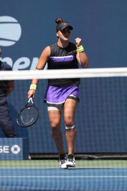 New York - 31 Ağustos 2019: Profesyonel tenisçi Bianca Andreescu, New York'taki Billie Jean King Ulusal Tenis Merkezi'nde oynanan 2019 ABD Açık üçüncü tur maçında Kanadalı profesyonel tenisçi Bianca Andreescu